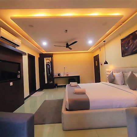 Hotel Papilio Māldah Zewnętrze zdjęcie