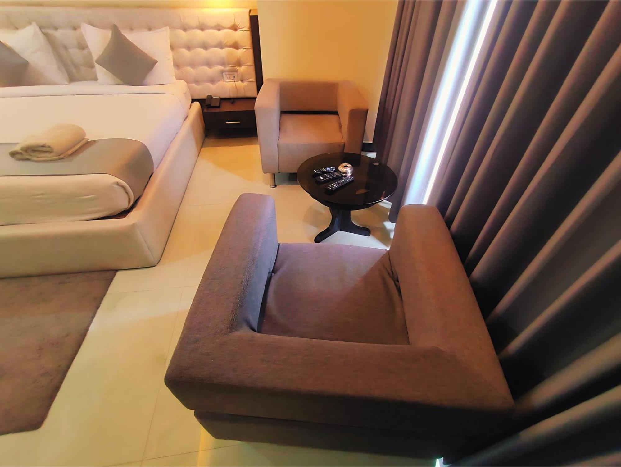 Hotel Papilio Māldah Zewnętrze zdjęcie