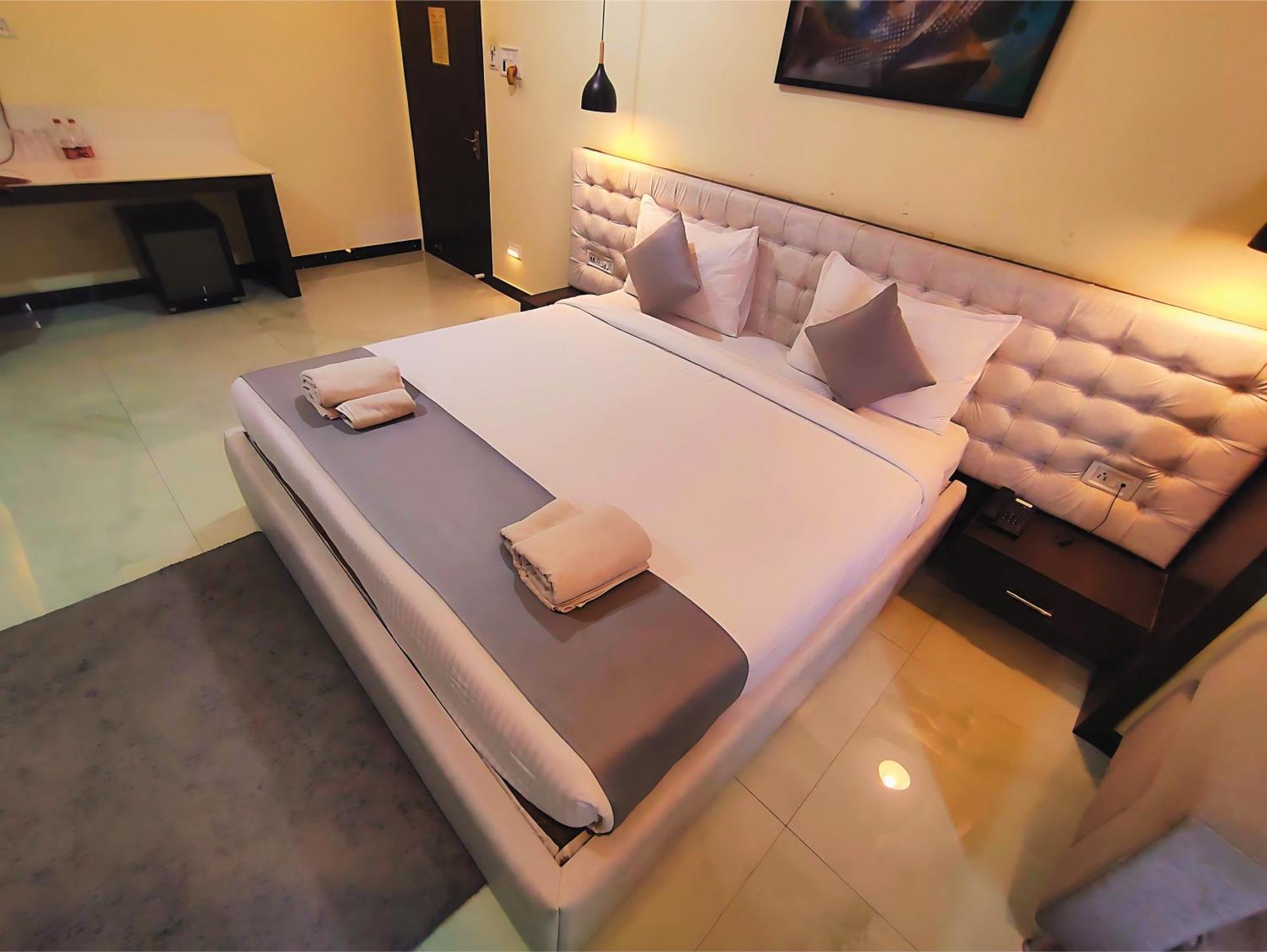 Hotel Papilio Māldah Zewnętrze zdjęcie